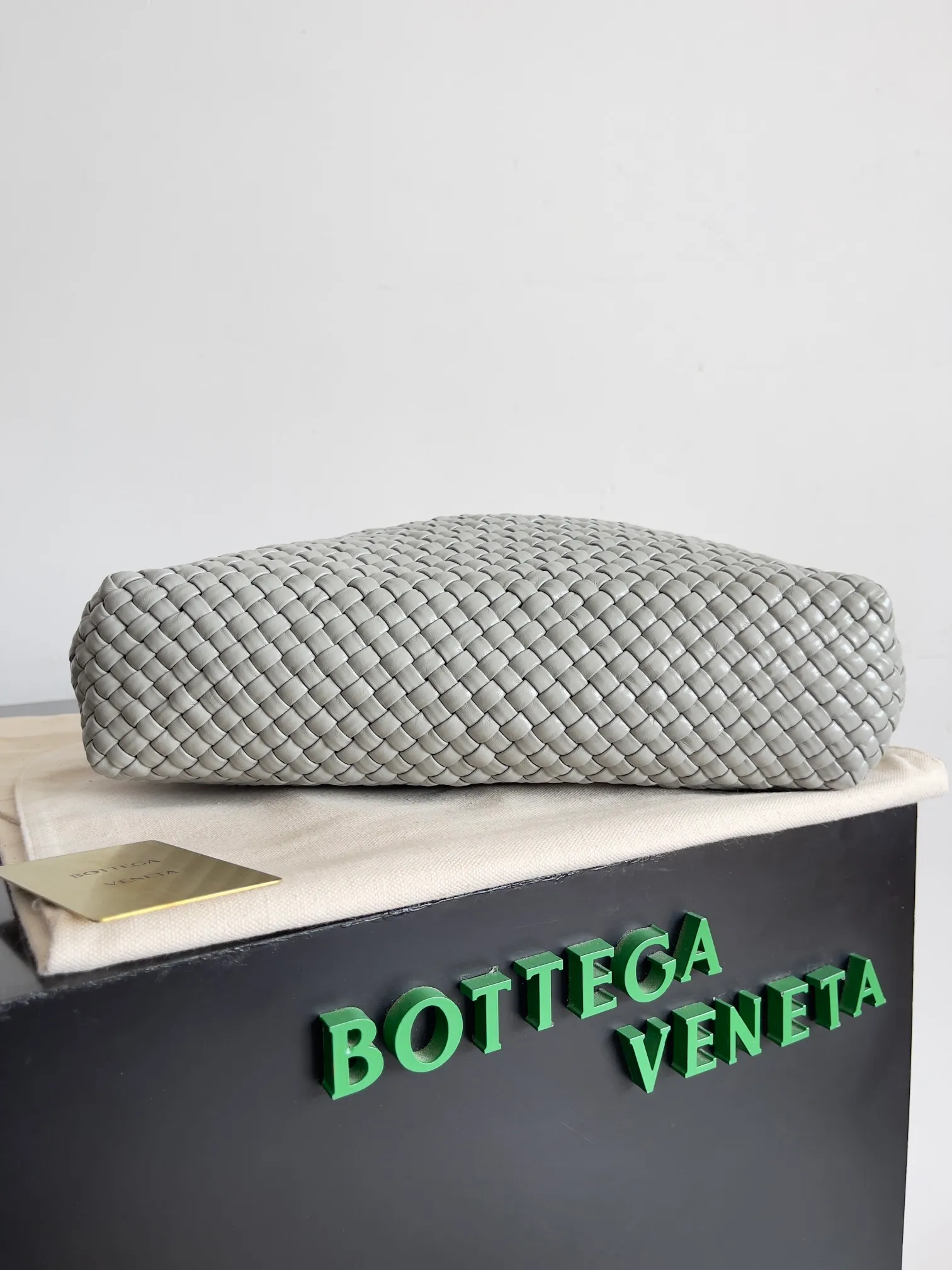 Batch 5960 BV collectible small woven handbags are really YYDS!! Bottega Veneta’s most classic small woven handbags are back! ! Dalmatian stone is more noble. We use the highest quality leather with the highest craftsmanship to create the most precious works. We have created the original Intrecciato leather weaving process. This unique traditional exclusive leather weaving method has not only become our logo, but also reflects the time-consuming and labor-intensive craftsmanship of our products. ❤️ The new TOSCA handbag It must be a selection worth collecting🆕⚠️⚠️Baby, gold balls, malachite, pearls, spotted stones can be sold individually and can be assembled by yourself. Style number: 716974 Size: 27*9*18cm